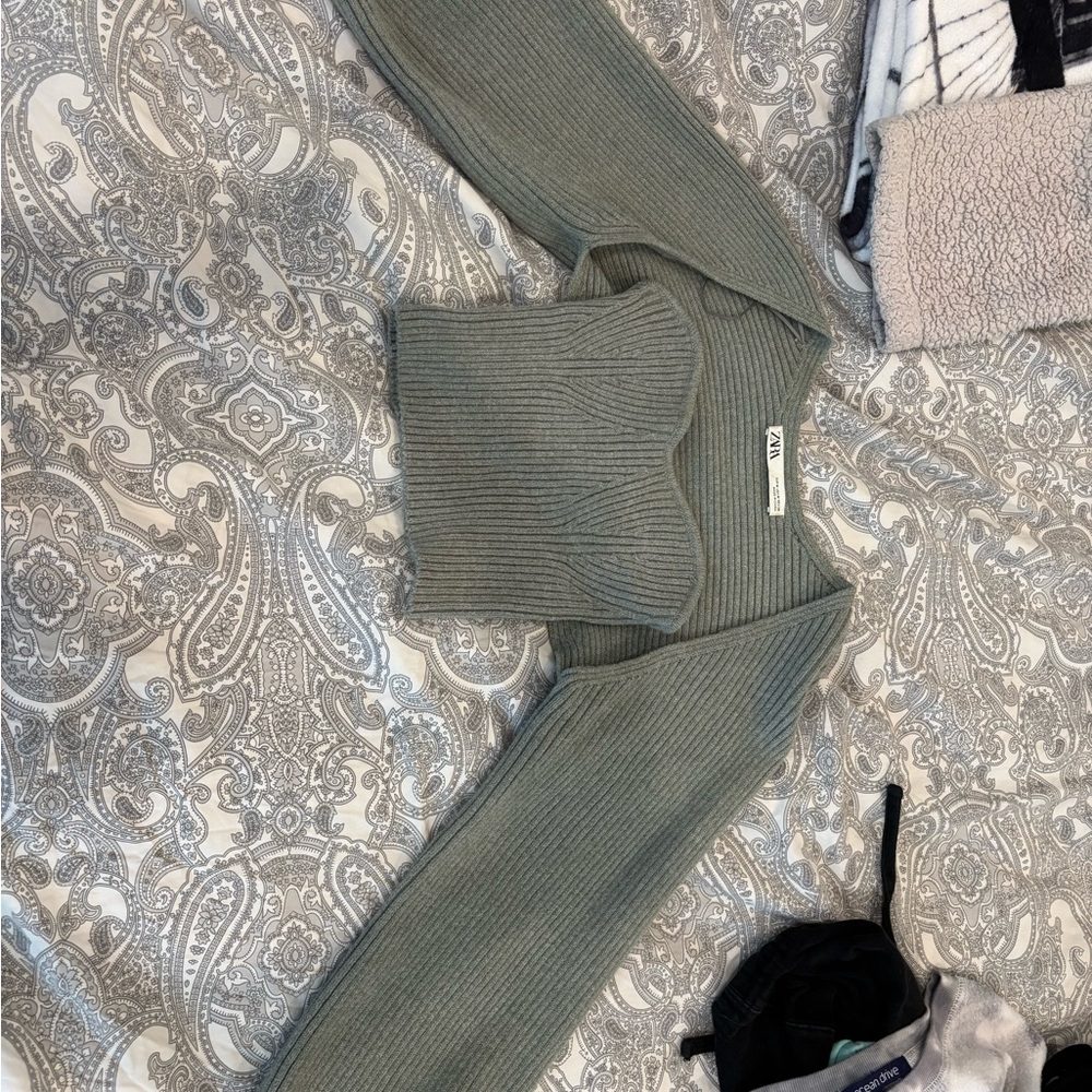 Zara Green Shrug Sweater with Ribbed Texture
